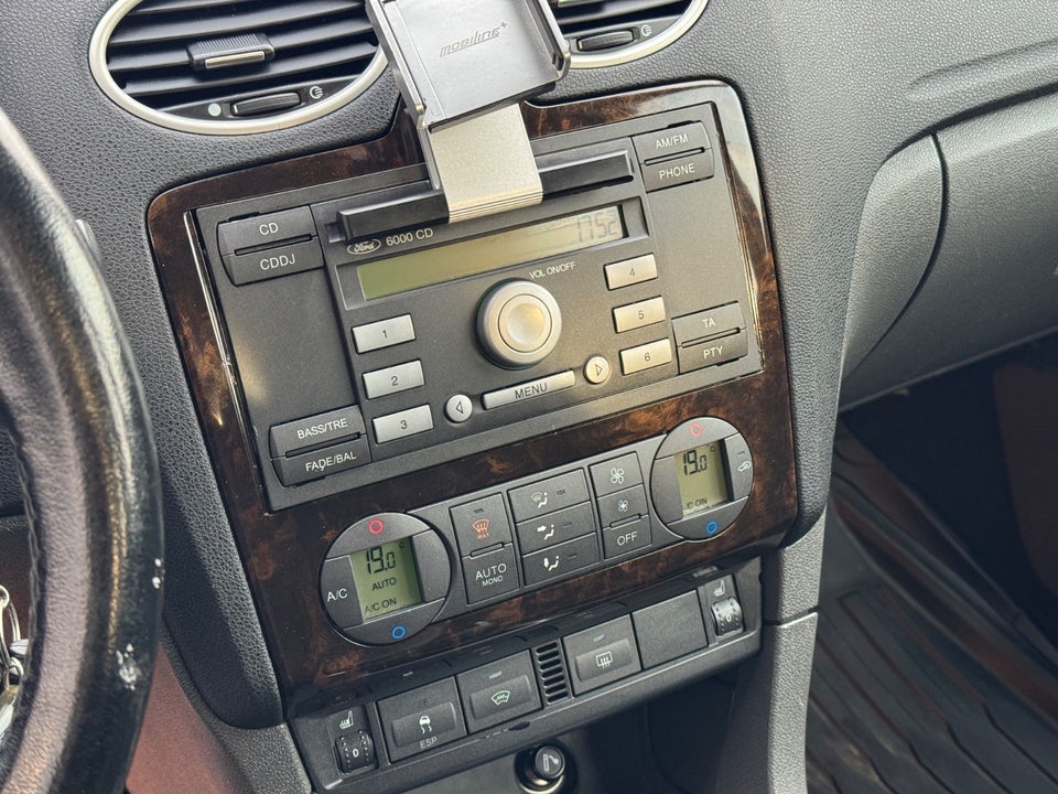 Ford Focus 1,6 Ti-VCT Ghia stc. 5d