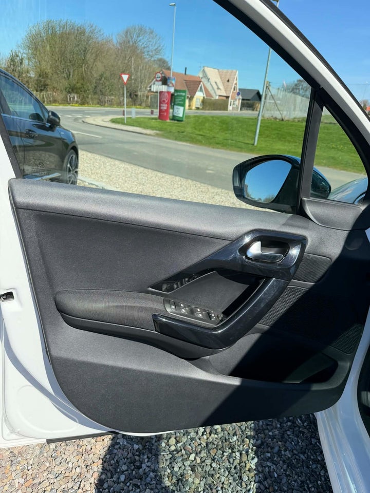 Peugeot 208 1,6 BlueHDi 100 Allure Sky 5d