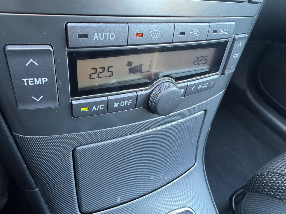 Toyota Avensis 1,8 VVT-i Terra stc. 5d