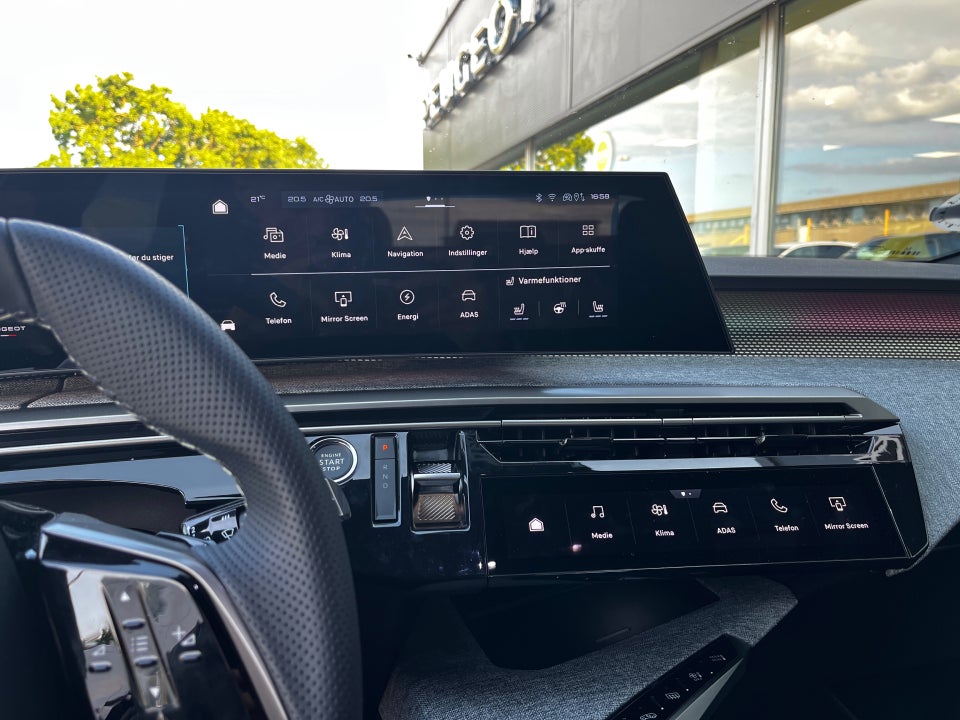 Peugeot e-3008 77 GT Pack 5d