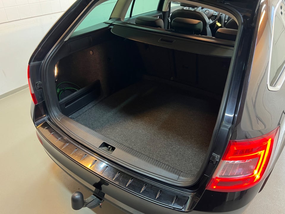 Skoda Octavia 2,0 TDi 150 Elegance Combi DSG 5d