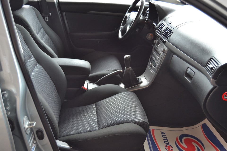 Toyota Avensis 2,0 VVT-i Executive stc. 5d