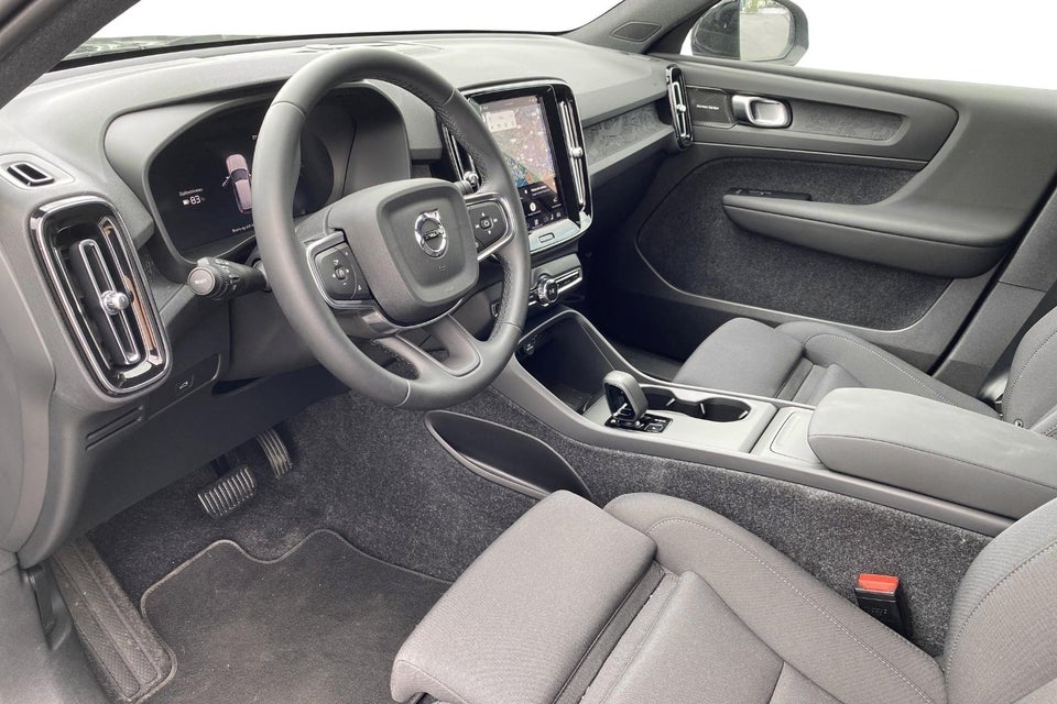 Volvo EX40 Standard Range Black Edition 5d
