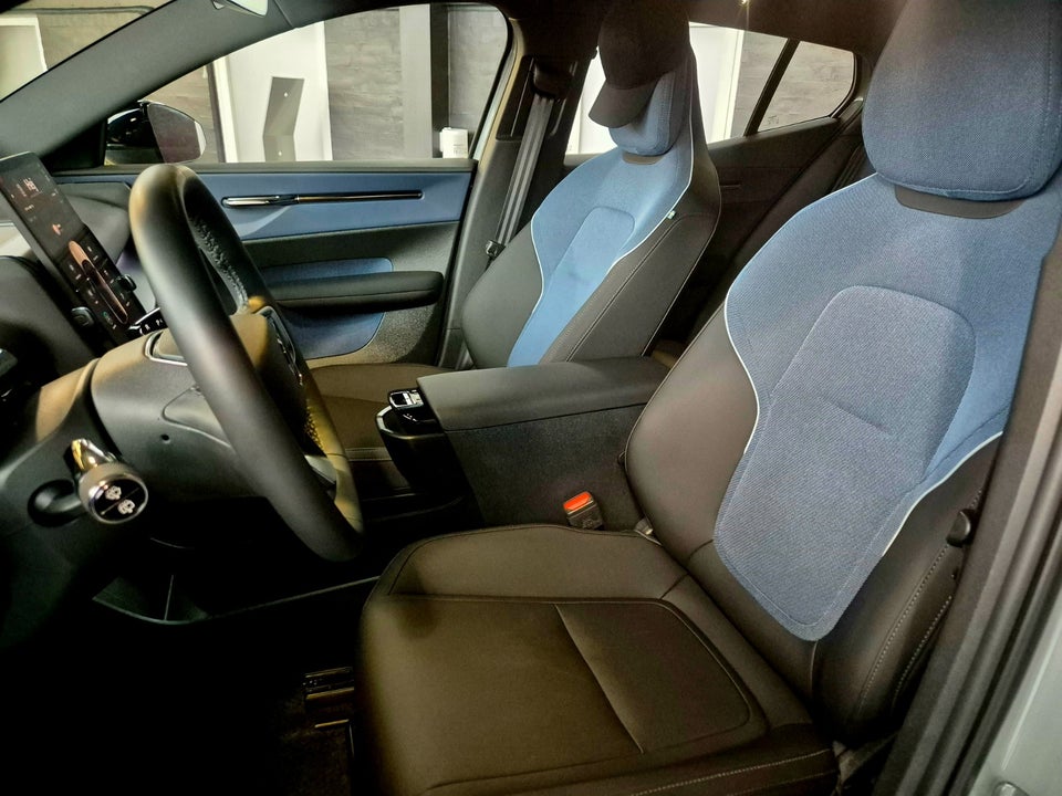 Volvo EX30 Extended Range Plus 5d