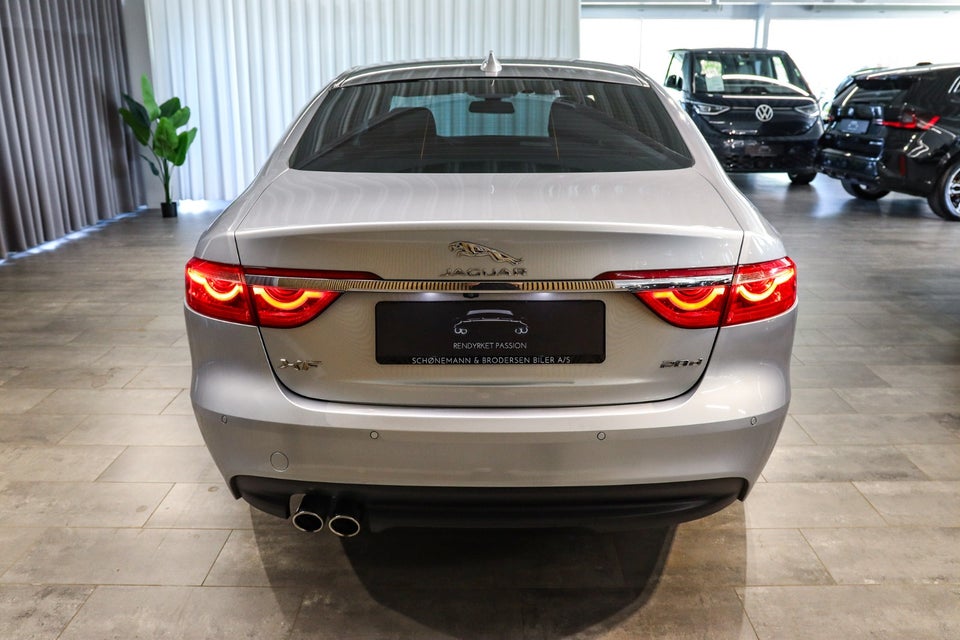 Jaguar XF 2,0 D180 Pure aut. 4d