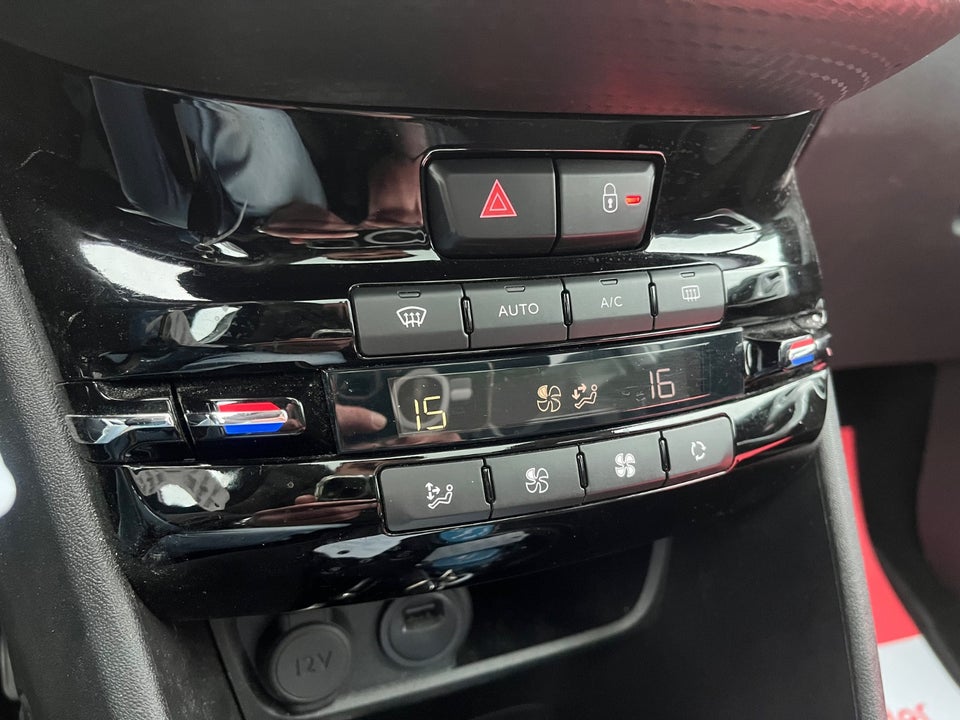 Peugeot 2008 1,2 PureTech 110 Prestige Sky 5d