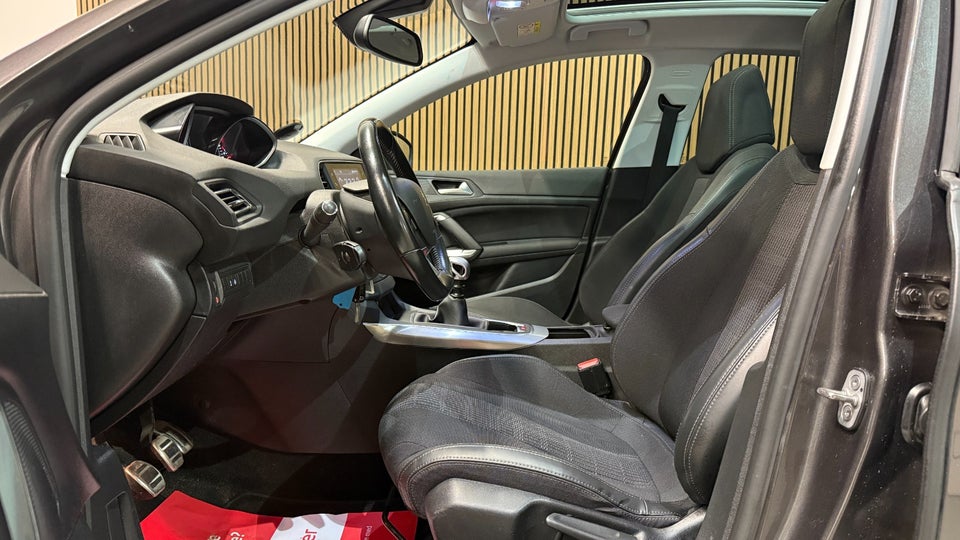 Peugeot 308 1,2 e-THP 130 Allure Sky 5d