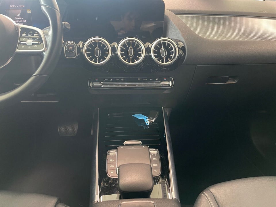 Mercedes EQA300 4Matic 5d