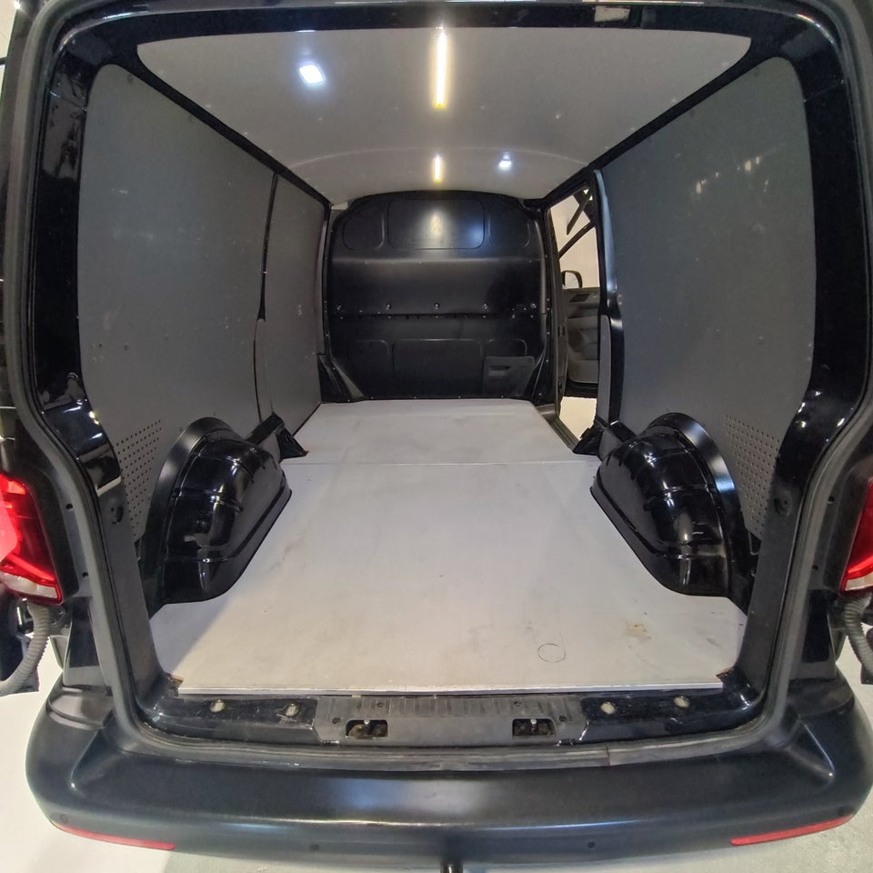 VW Transporter 2,0 TDi 150 Kassevogn lang