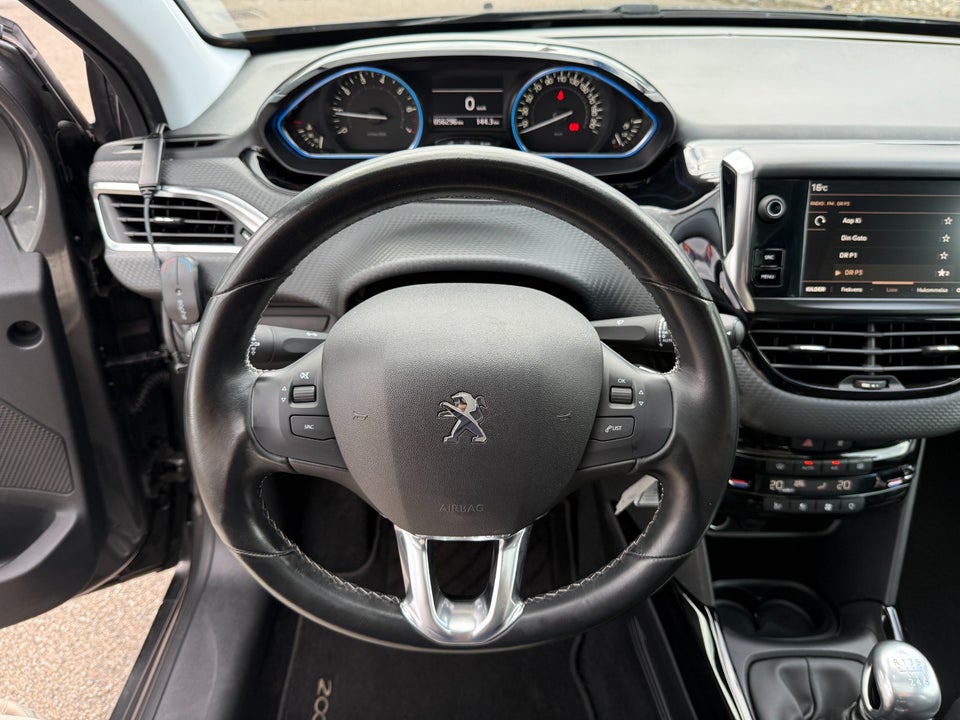 Peugeot 2008 1,2 e-THP 110 Selection Sky 5d