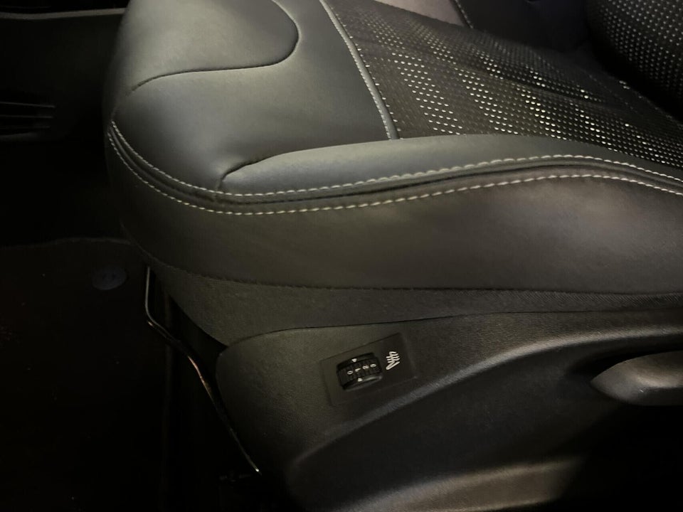 Peugeot 2008 1,2 PureTech 130 Allure Sky 5d