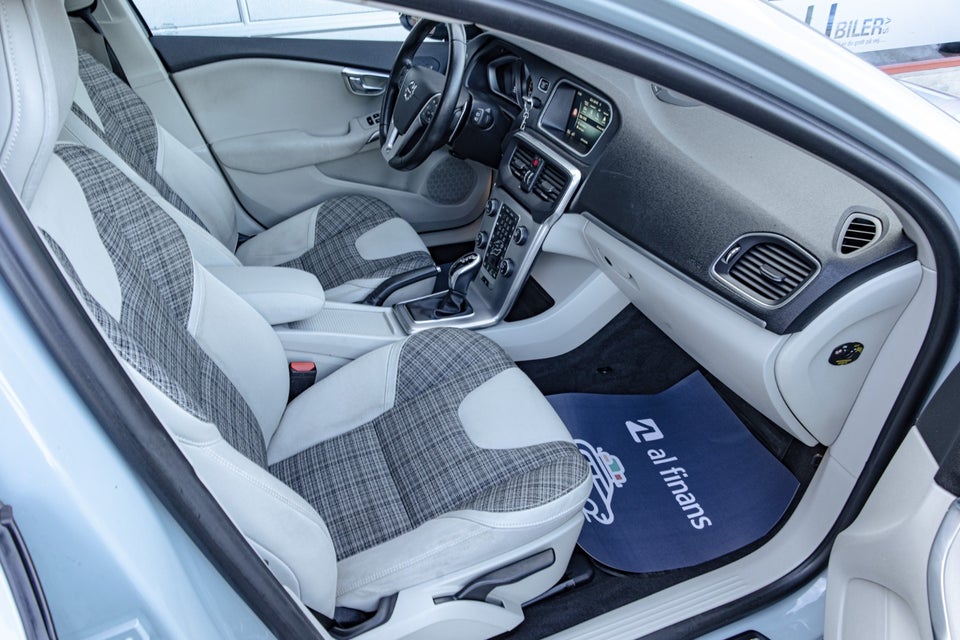 Volvo V40 2,0 D3 150 Momentum aut. 5d