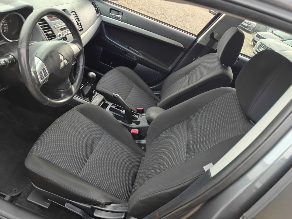 Mitsubishi Lancer 1,6 Invite SportBack 5d