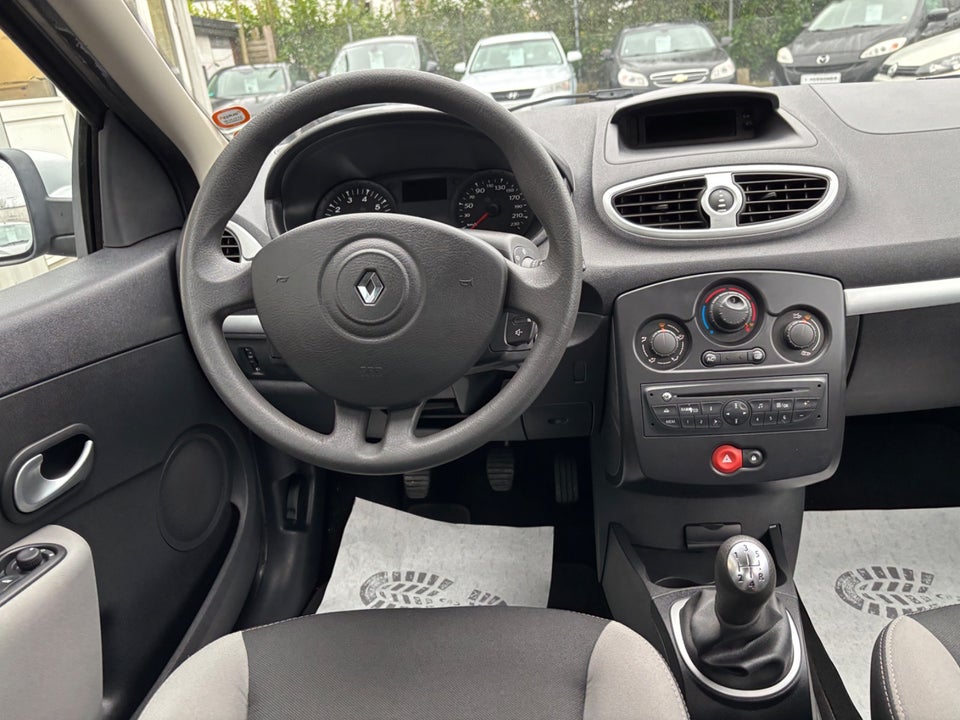 Renault Clio III 1,2 16V Authentique 5d