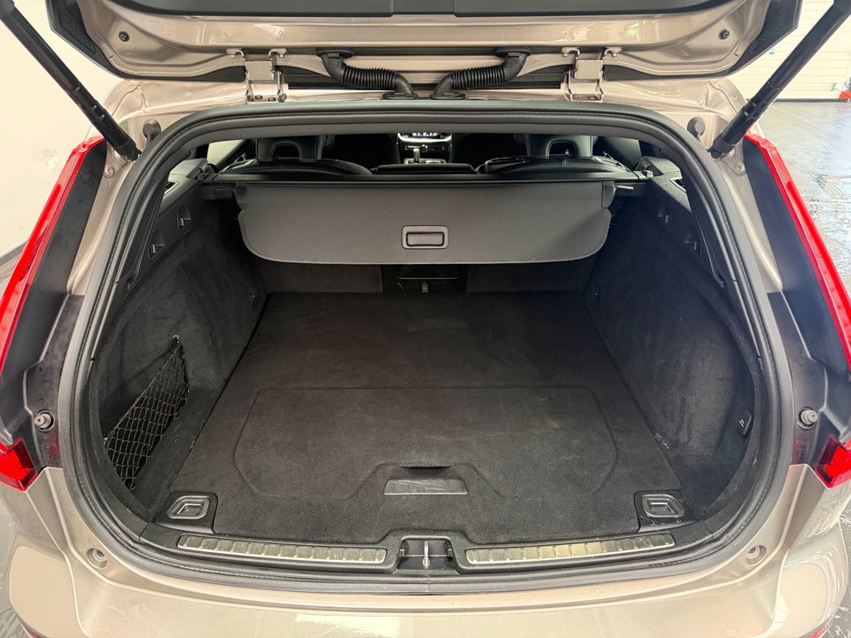 Volvo V60 2,0 T6 ReCharge R-Design aut. AWD 5d