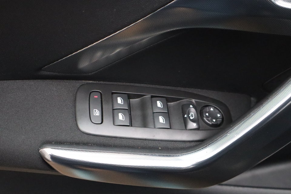 Peugeot 2008 1,2 e-THP 110 Desire Sky EAT6 5d