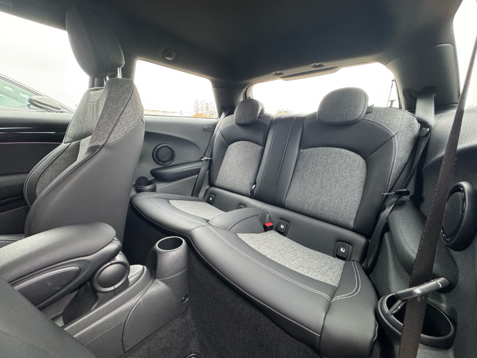 MINI Cooper SE Essential 3d