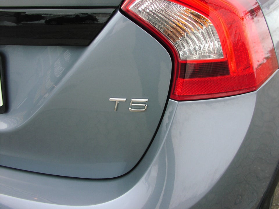 Volvo V60 CC 2,0 T5 245 Momentum aut. 5d