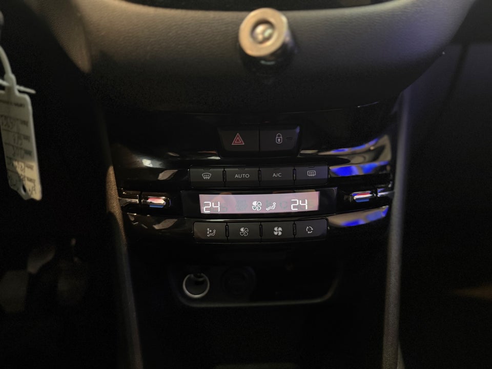 Peugeot 208 1,2 VTi Allure Sky 5d