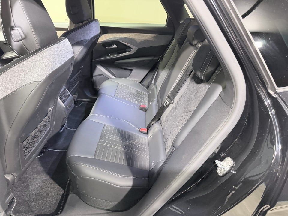 Peugeot e-3008 77 GT 5d