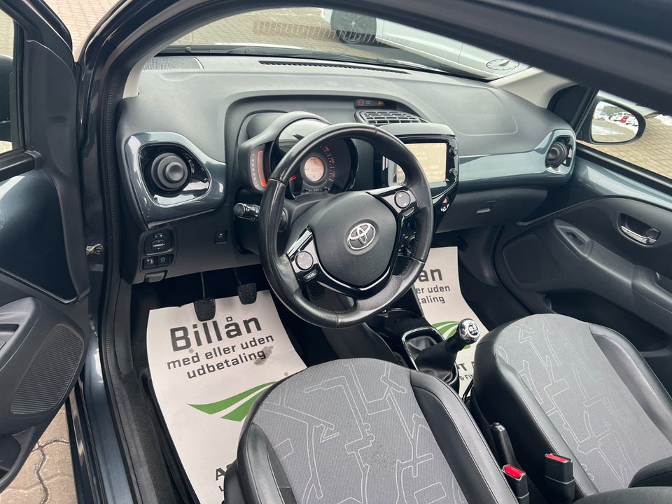 Toyota Aygo 1,0 VVT-i x-wave Sky 5d