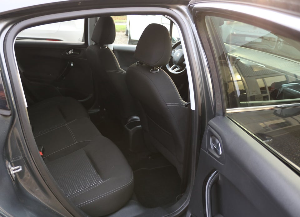 Peugeot 208 1,6 BlueHDi 100 Desire 5d