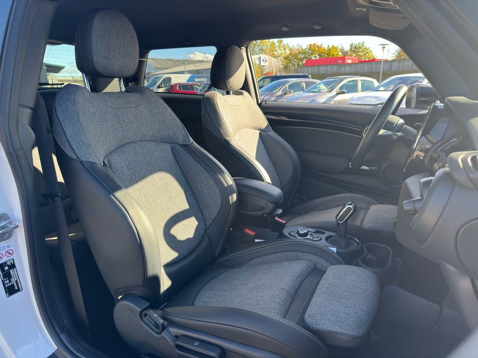 MINI Cooper SE Essential 3d