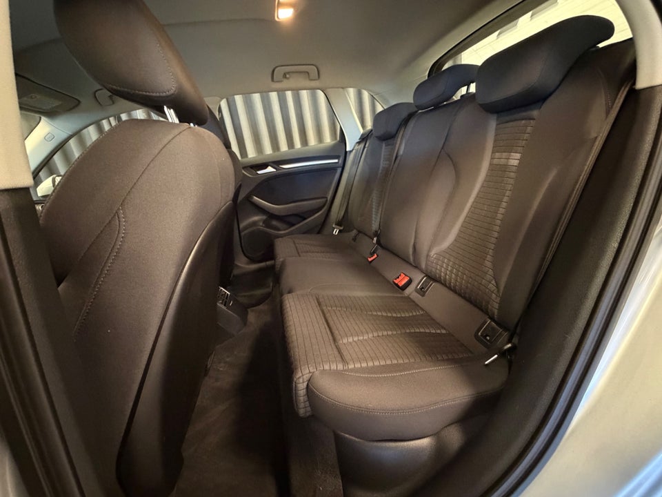 Audi A3 1,4 TFSi 122 Ambiente Sportback 5d