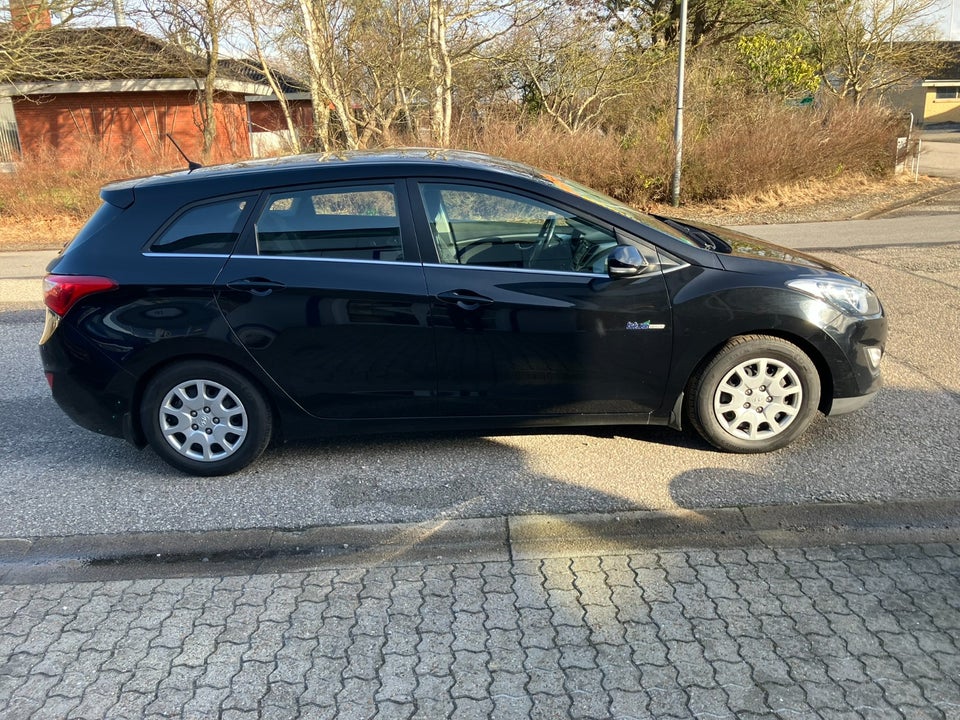Hyundai i30 1,6 CRDi 110 Comfort CW Eco 5d