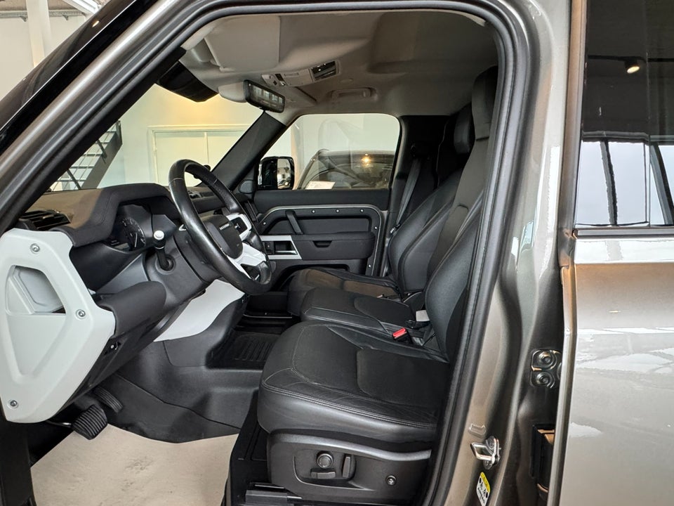 Land Rover Defender 110 3,0 D300 Hard Top SE aut. Van 5d