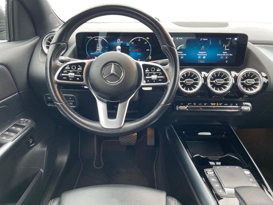 Mercedes EQA300 4Matic 5d