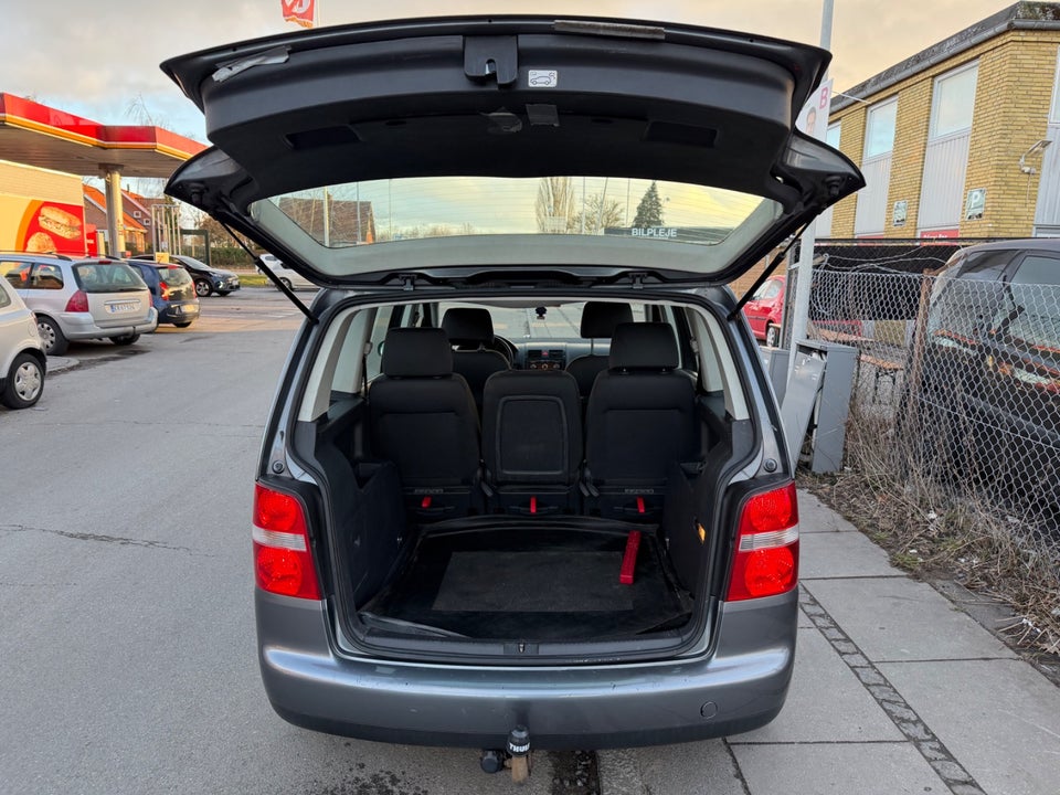 VW Touran 1,6 FSi Highline 5d
