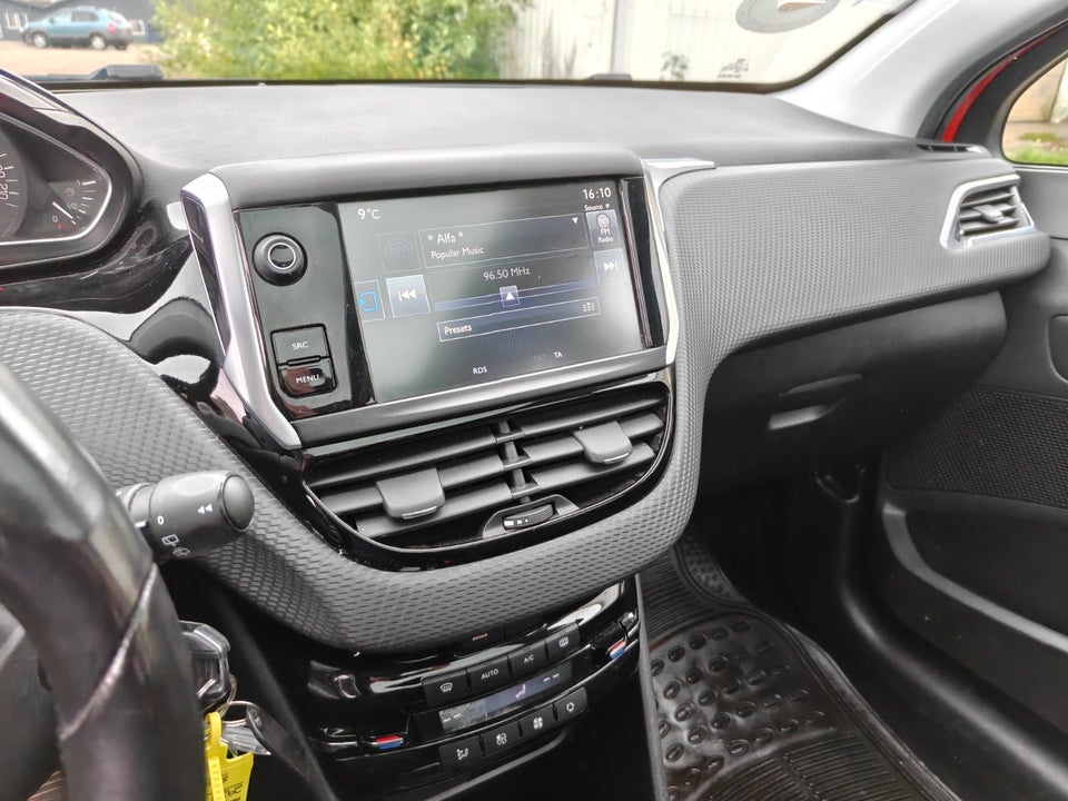 Peugeot 208 1,2 VTi Allure Sky 5d