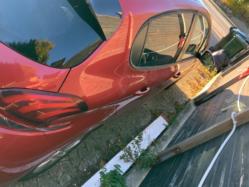 Peugeot 208 1,2 VTi 82 Allure Sky 5d