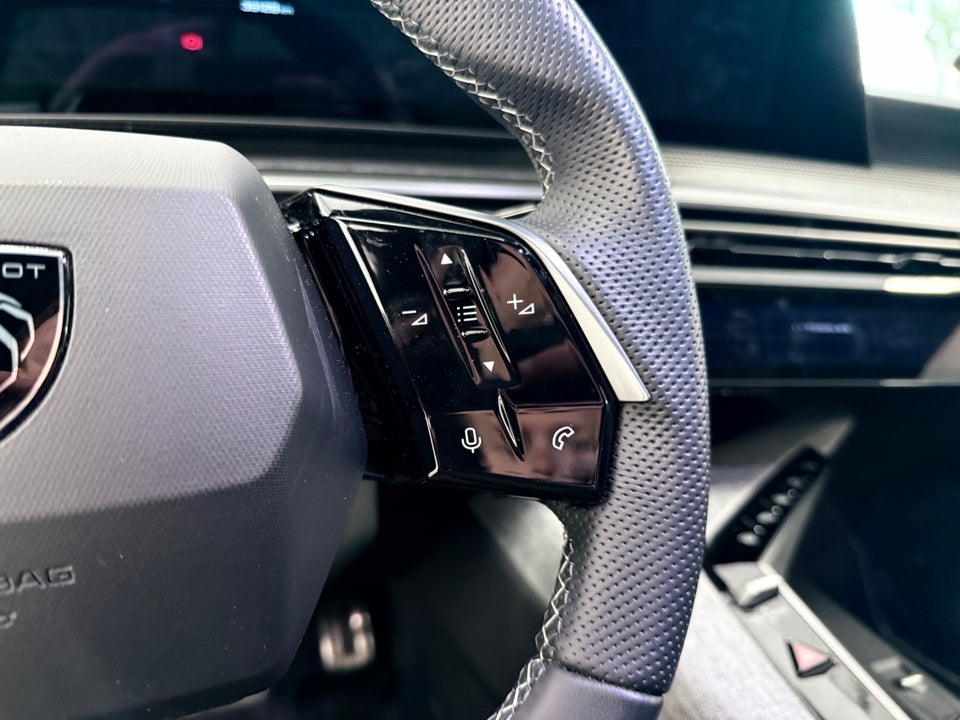 Peugeot e-3008 77 GT Pack 5d