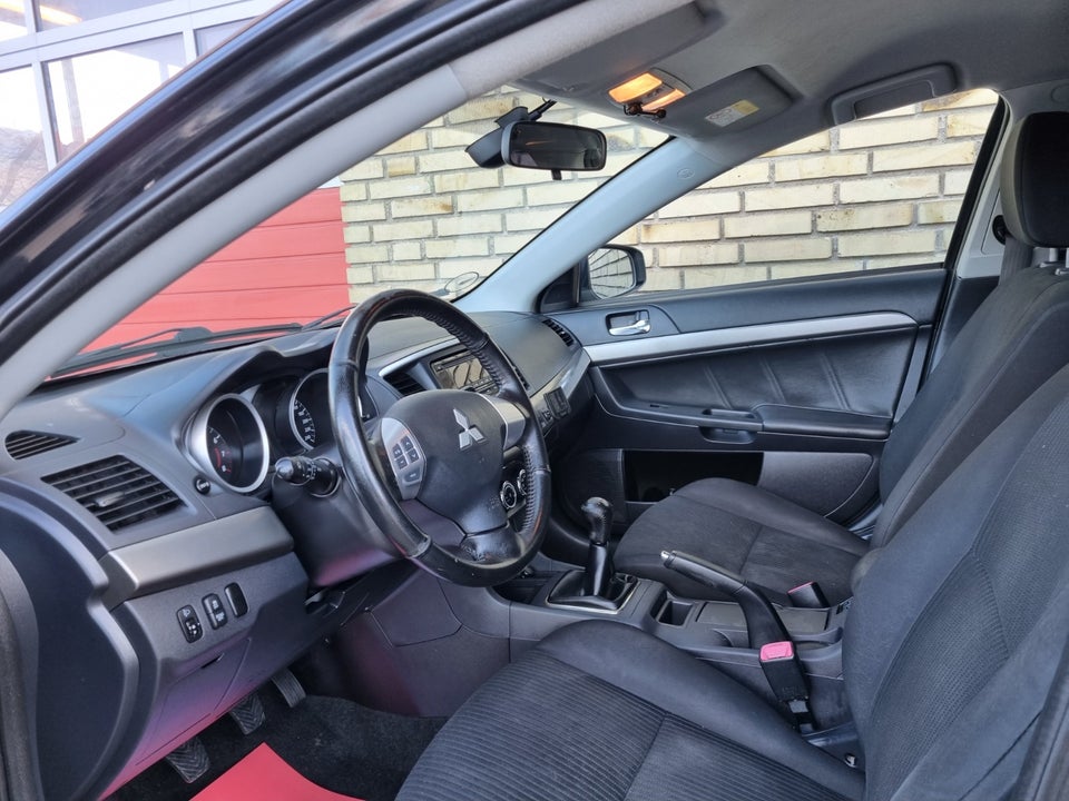 Mitsubishi Lancer 1,6 Invite SportBack 5d