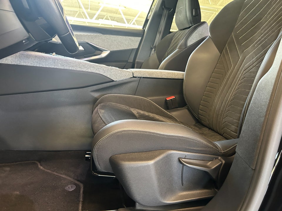 Peugeot e-3008 77 GT Pack 5d