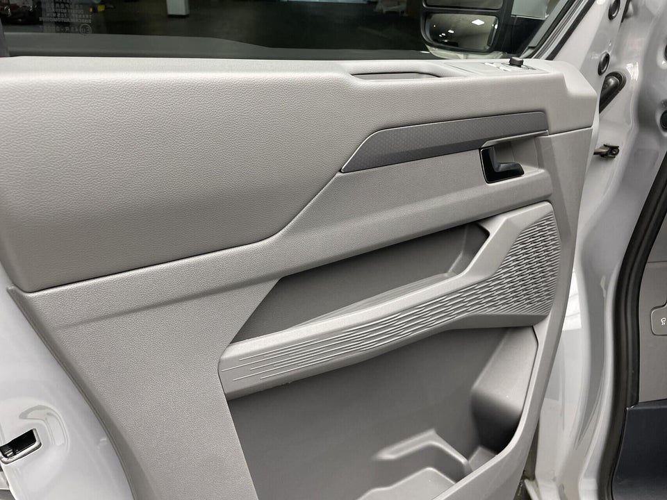 VW e-Caravelle 64 Style SWB