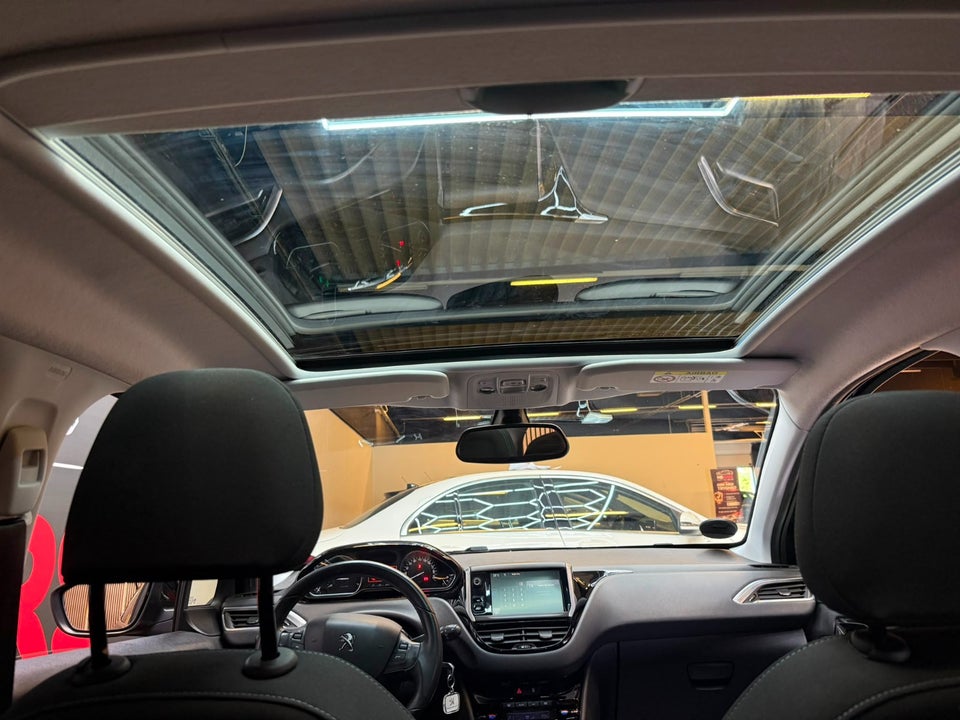 Peugeot 208 1,2 VTi Allure Sky 5d