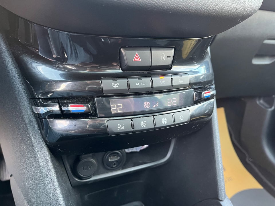 Peugeot 208 1,2 VTi Allure Sky 5d