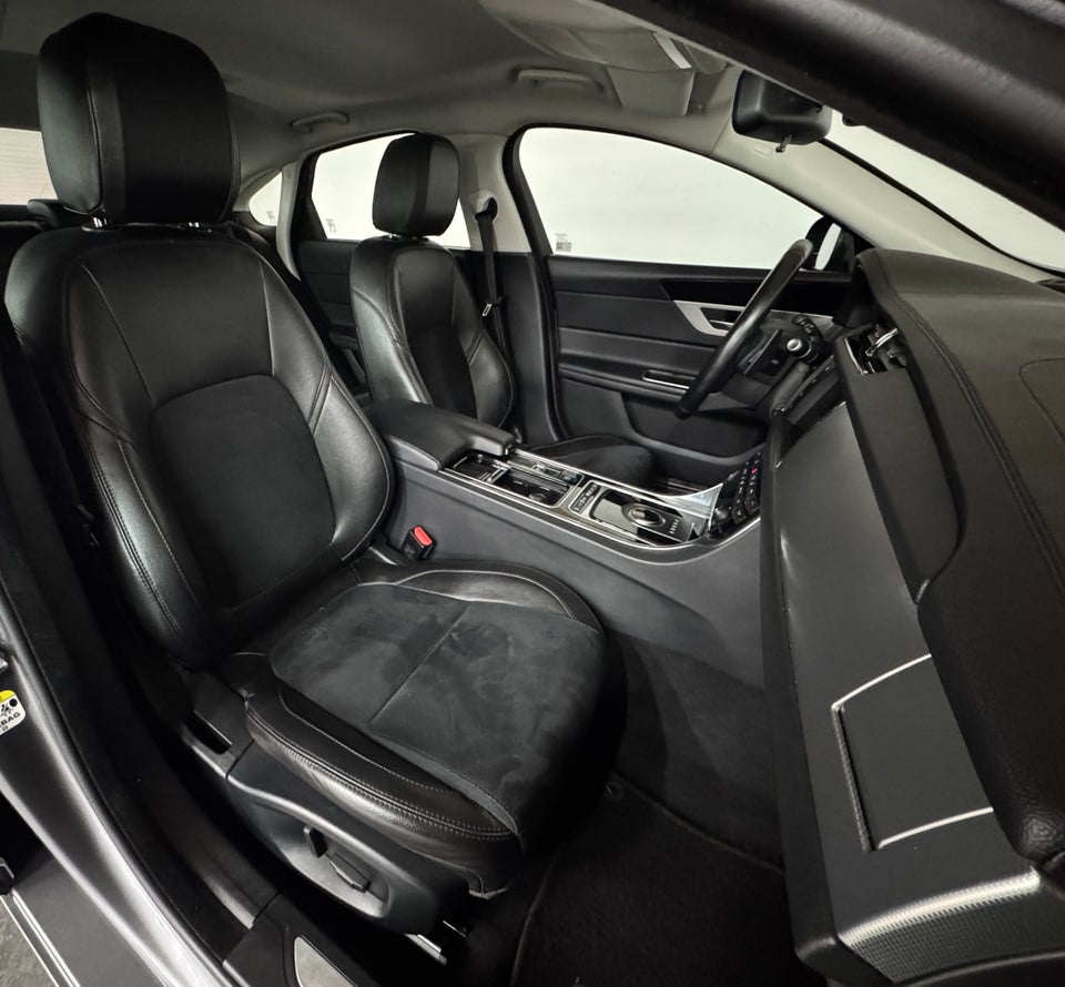 Jaguar XF 2,0 D180 Prestige aut. 4d