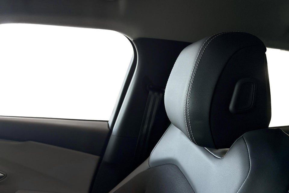 Ford Explorer 77 Premium Extended Range Van 5d