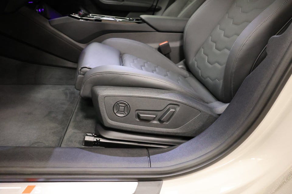 Audi S6 e-tron Avant quattro 5d