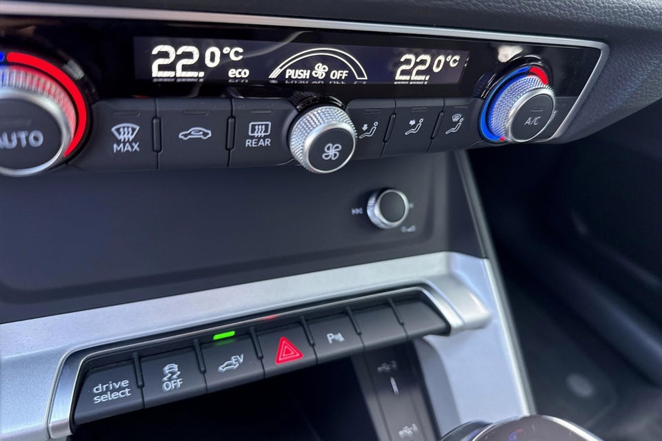 Audi Q3 45 TFSi e Attitude plus S-tr. 5d