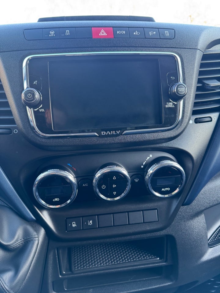Iveco Daily 3,0 35S18 Box m/lift AG8 2d