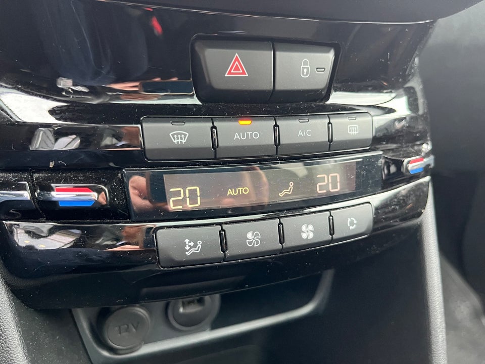 Peugeot 208 1,2 PureTech 82 Signature Sky 5d