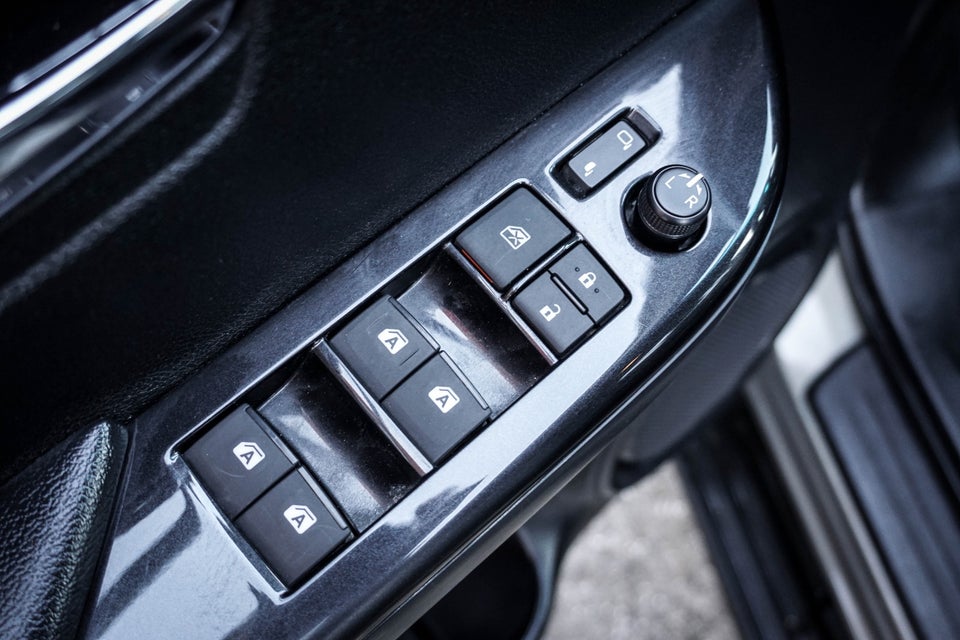 Toyota HiLux 2,8 D T4 Invincible Db.Kab aut. 4d