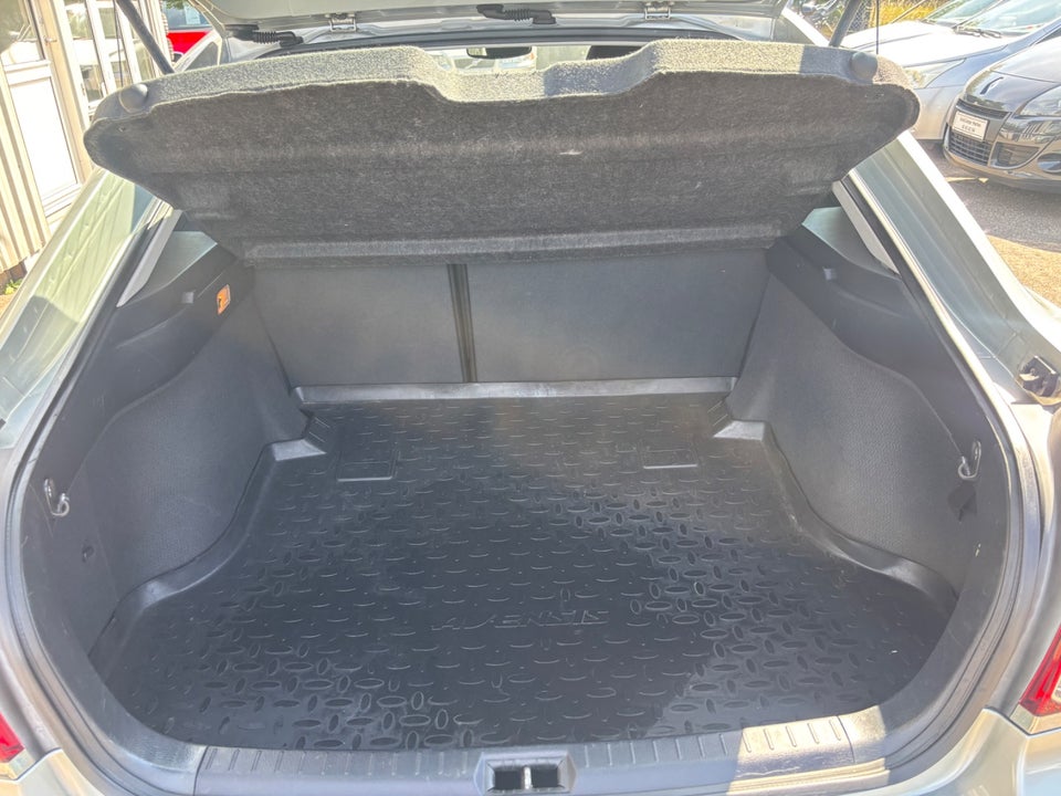 Toyota Avensis 1,8 VVT-i Terra 5d