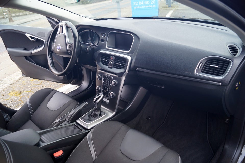 Volvo V40 2,0 D3 150 Momentum aut. 5d