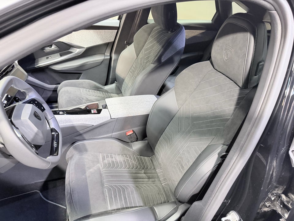 Peugeot e-3008 77 GT 5d